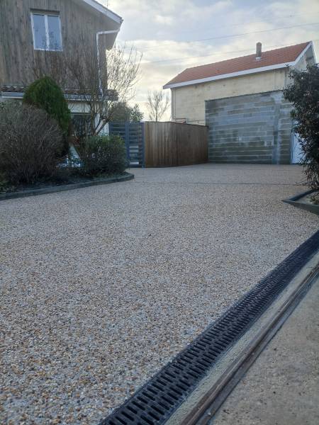 Création d'une allée en béton désactivé beige pour un devant de garage chez un particulier à Arveyres